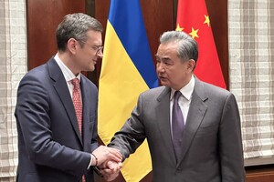 Глава МИД Китая уверял Кулебу, что Пекин не продает Москве «летальное оружие»