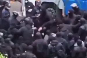 Спецназ избил митингующих в Тбилиси: депутатов встретили выкриками 